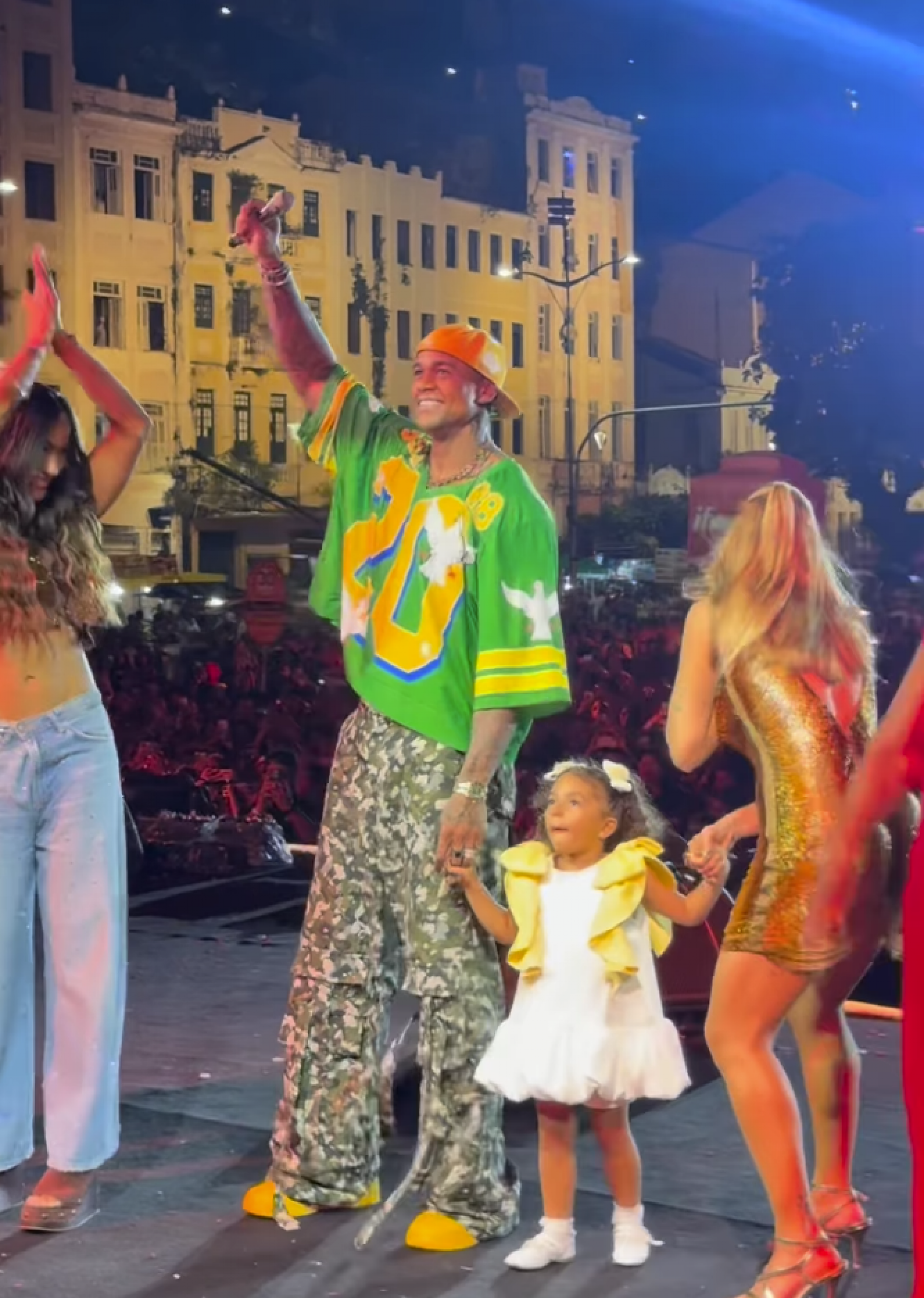 Lore Improta comenta chá revelação durante show de Léo Santana - reprodução Instagram