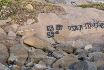 Pedras do Pontal do Peró, em Cabo Frio, amanhecem pichadas em área certificada com Bandeira Azul