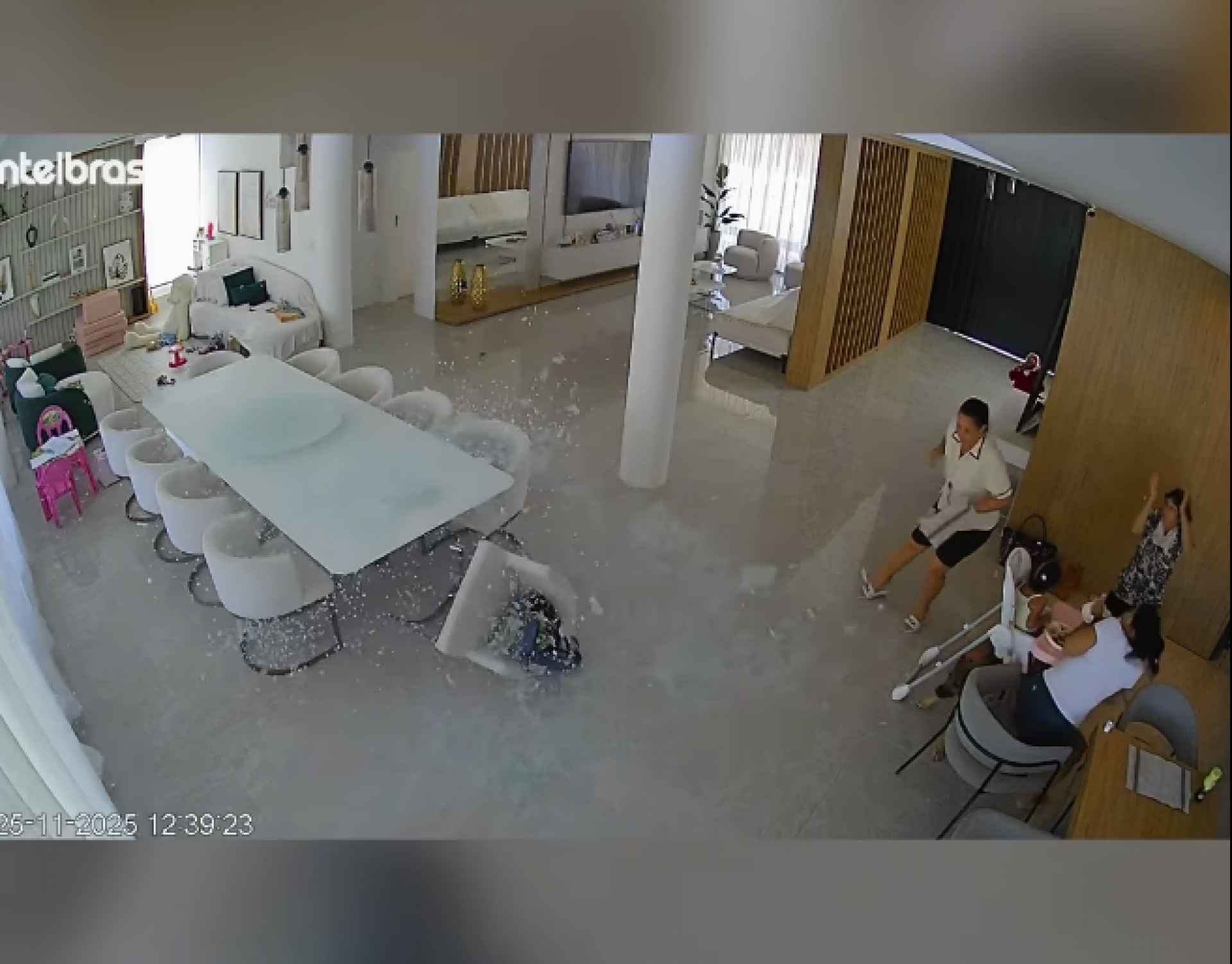 Vidro despenca em mansão de Evelyn Regly e quase atinge filho - reprodução Instagram