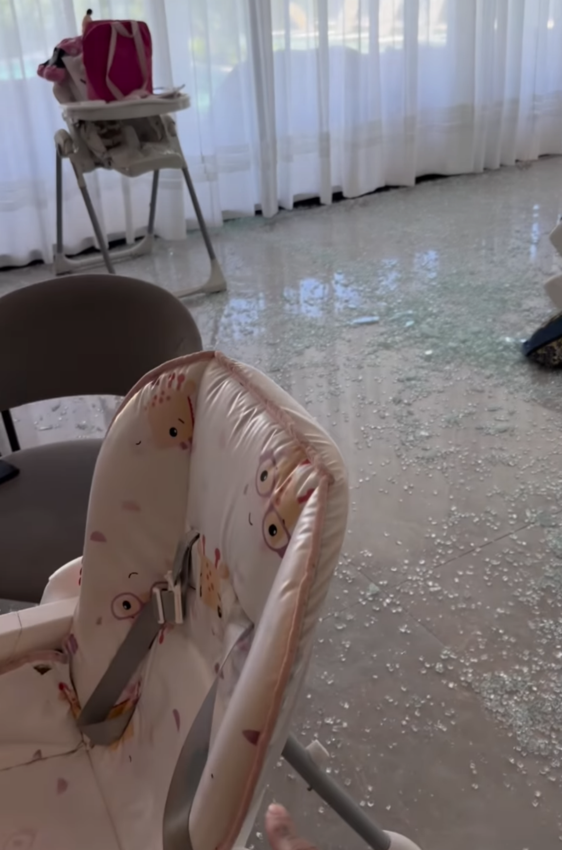 Vidro despenca em mansão de Evelyn Regly e quase atinge filho - reprodução Instagram