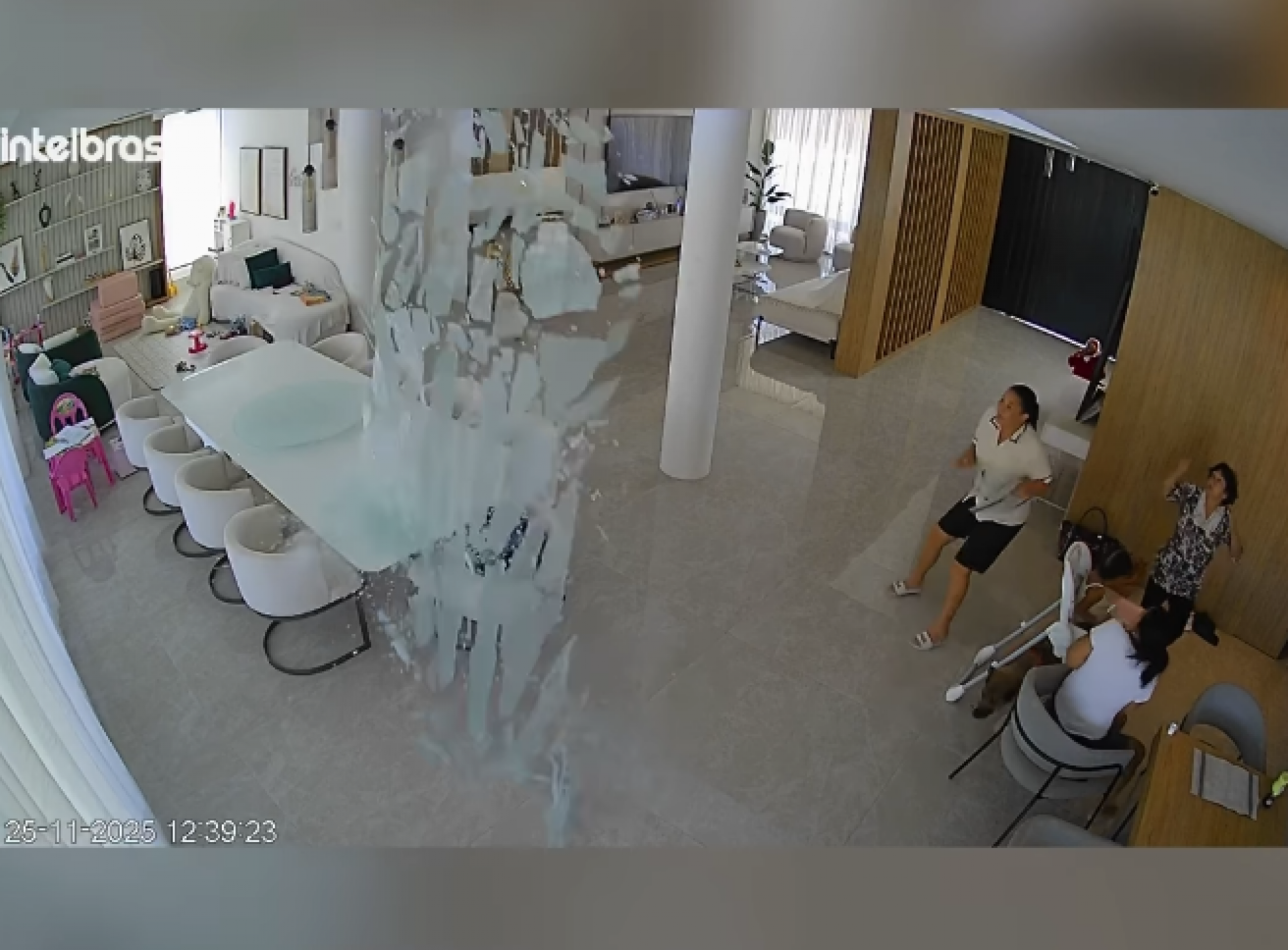 Vidro despenca em mansão de Evelyn Regly e quase atinge filho - reprodução Instagram