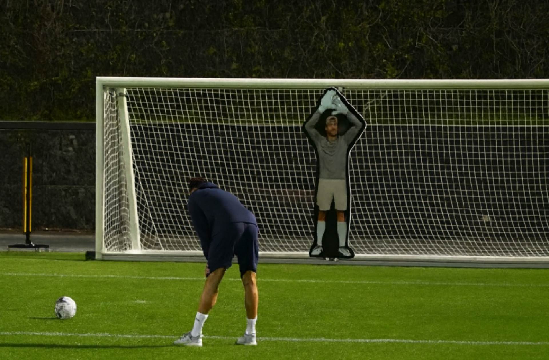 V&iacute;deo: CR7 desafia goleiro rob&ocirc; criado por ex-engenheiro da Nasa