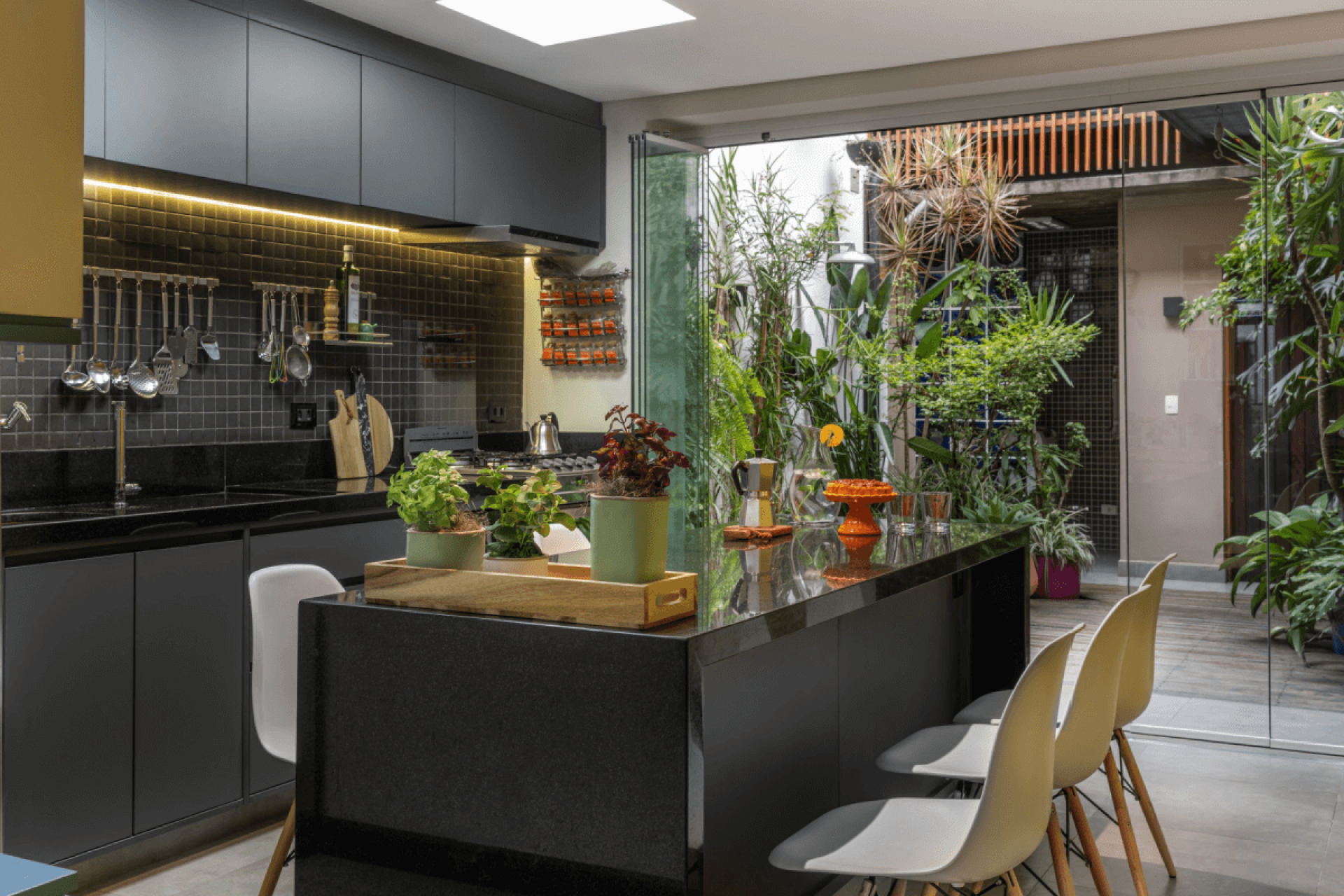 A ergonomia define alturas adequadas, boas distâncias entre equipamentos e uma circulação que facilita o uso diário (Projeto: Atelier Paulo Tripoloni | Imagem: Adriano Escanhuela)