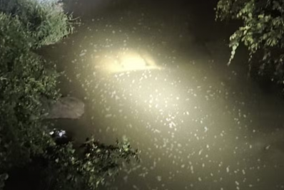 Idosa e outra mulher morrem afogadas após carro cair em córrego