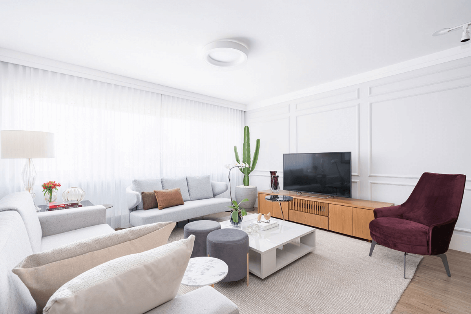 A boiserie retomou seu espaço nos projetos de interiores com uma estética mais atual (Projeto: Spaço Interior | Imagem: Kadu Lopes)