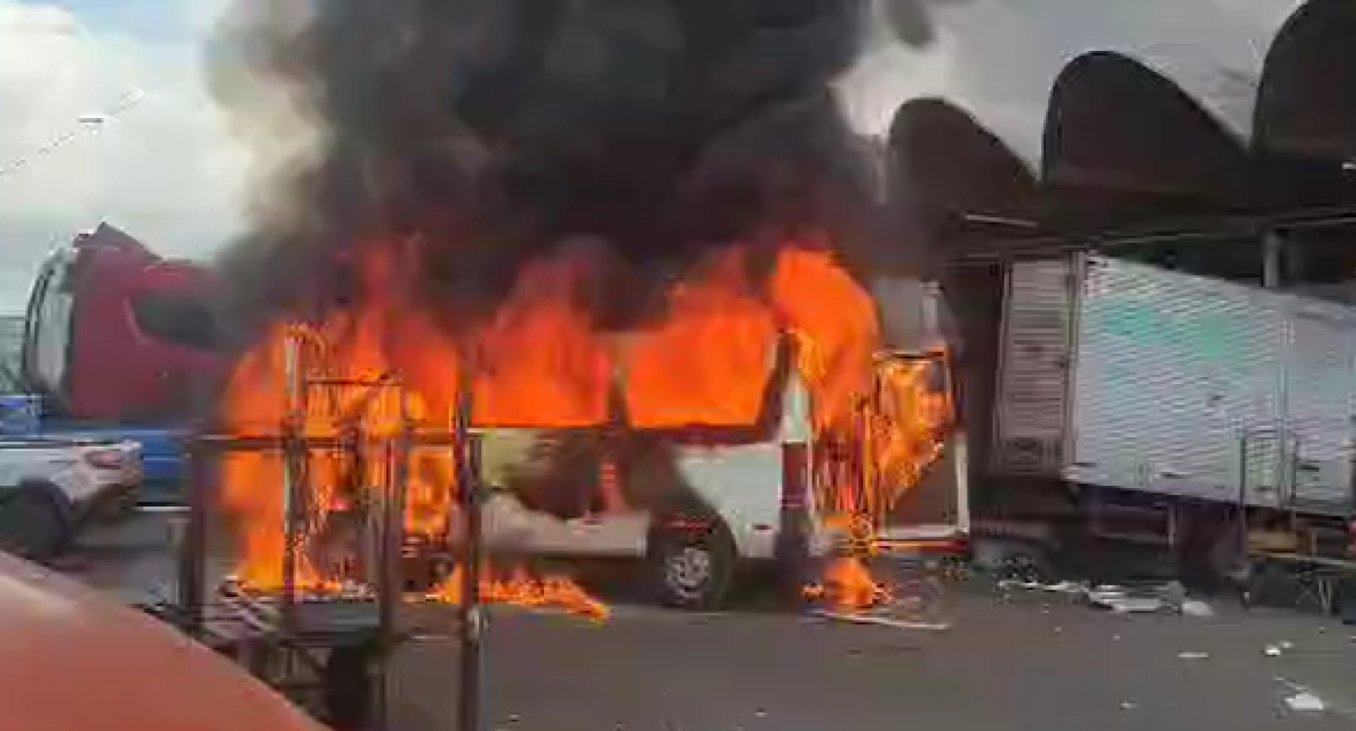 Van pegou fogo na frente do pavilhão 22 da Ceasa nesta sexta-feira (5) - Reprodução