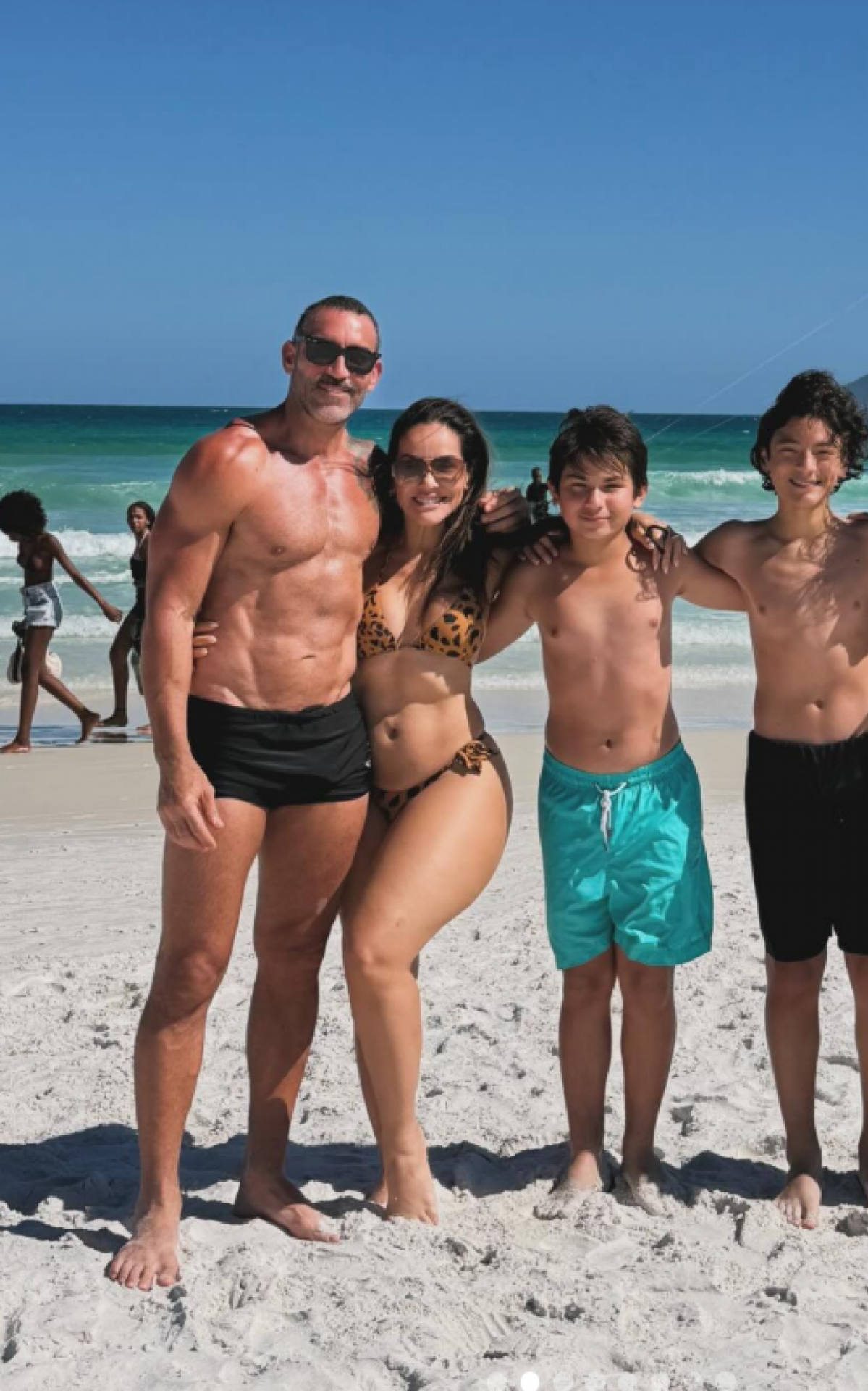 Isabele Benito curte praia com o namorado, o filho e amigos - Reprodução/Instagram