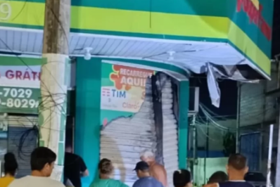 Incêndio destrói drogaria no distrito de Tamoios, em Cabo Frio