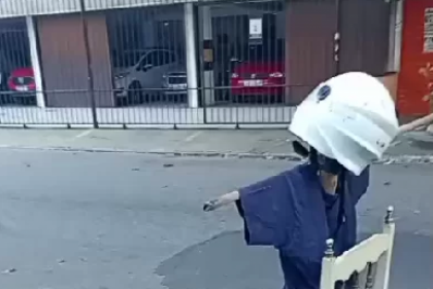 Morador faz protesto incomum para chamar atenção sobre buraco em via importante de Cabo Frio