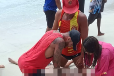 Homem resgatado após afogamento na Prainha morre a caminho do hospital, em Arraial do Cabo
