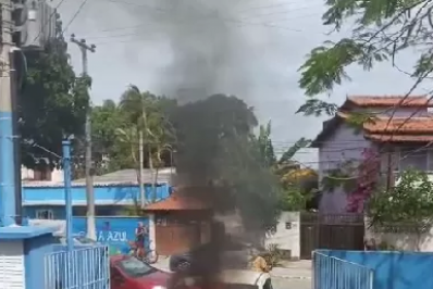 Carro da Secretaria de Saúde de Cabo Frio pega fogo