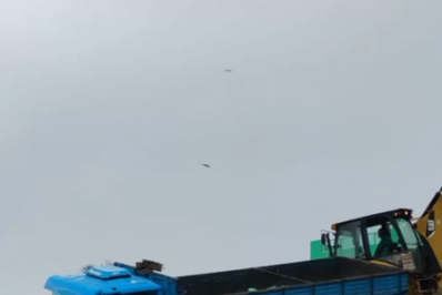 Caminhão fica atravessado e bloqueia descida do Morro da Boa Vista, em Arraial do Cabo