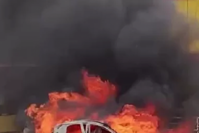 Carro pega fogo e fica destruído em Araruama