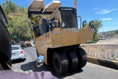 Obra de recapeamento causa lentidão no trânsito na Avenida Wilson Mendes nesta quinta (11) em Cabo Frio