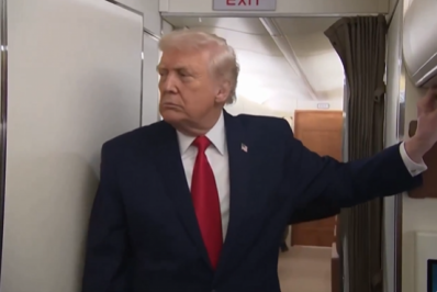 Vídeo! Trump tem entrevista interrompida por assessor que saía do banheiro