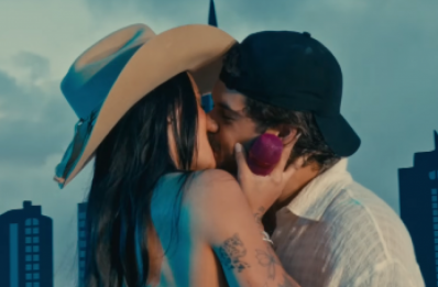 Ana Castela e Zé Felipe dão beijão em novo audiovisual
