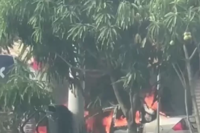 Carro pega fogo em frente ao terminal de ônibus de São Pedro da Aldeia