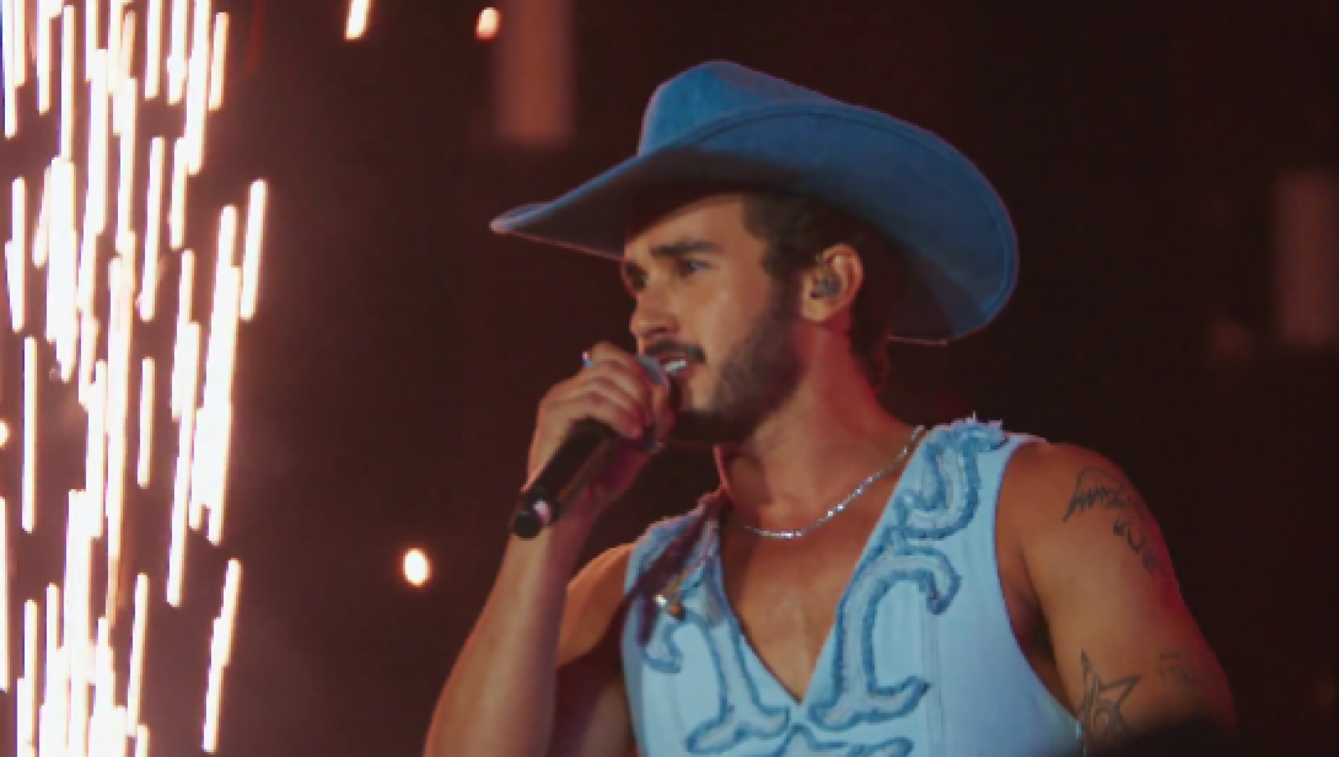  João Raul (Filipe Bragança) é cantor de sucesso na novela 'Coração Acelerado' - Reprodução de vídeo / X