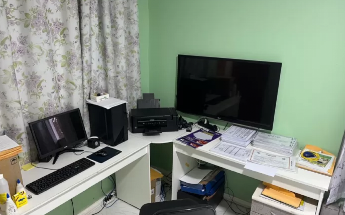 Durante o cumprimento dos mandados, foram apreendidos aparelhos celulares, e um disco rígido