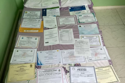 PF realiza operação contra fraude em diplomas falsos em Cabo Frio