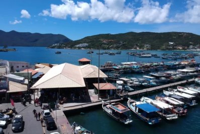 Nova resolução da FIPAC muda regras para passeios de barco na Marina dos Pescadores em Arraial