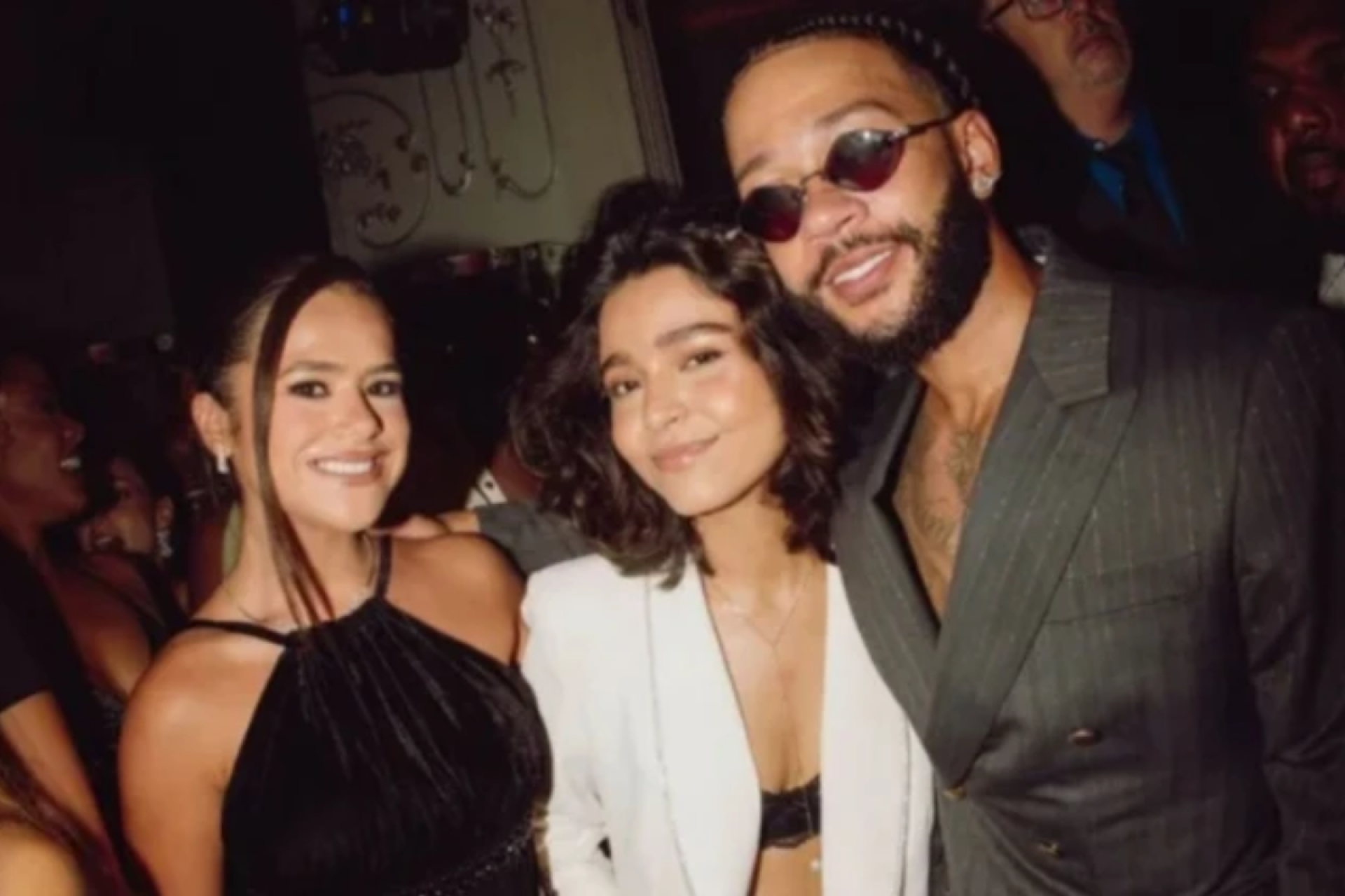 Poss&iacute;vel affair de atacante, Maisa assiste a Corinthians x Vasco ao lado de cantor