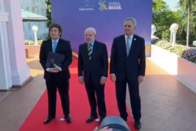 Vídeo! Lula e Milei trocam cumprimento protocolar e frio na Cúpula do Mercosul