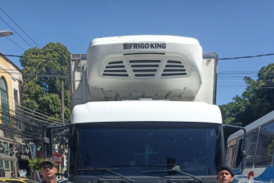 Caminhão com carga roubada é abandonado na Avenida Brasil após fuga de suspeitos