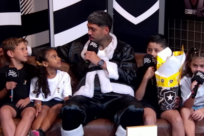 Barboza participa de ação de Natal do Botafogo e veste fantasia de Papai Noel