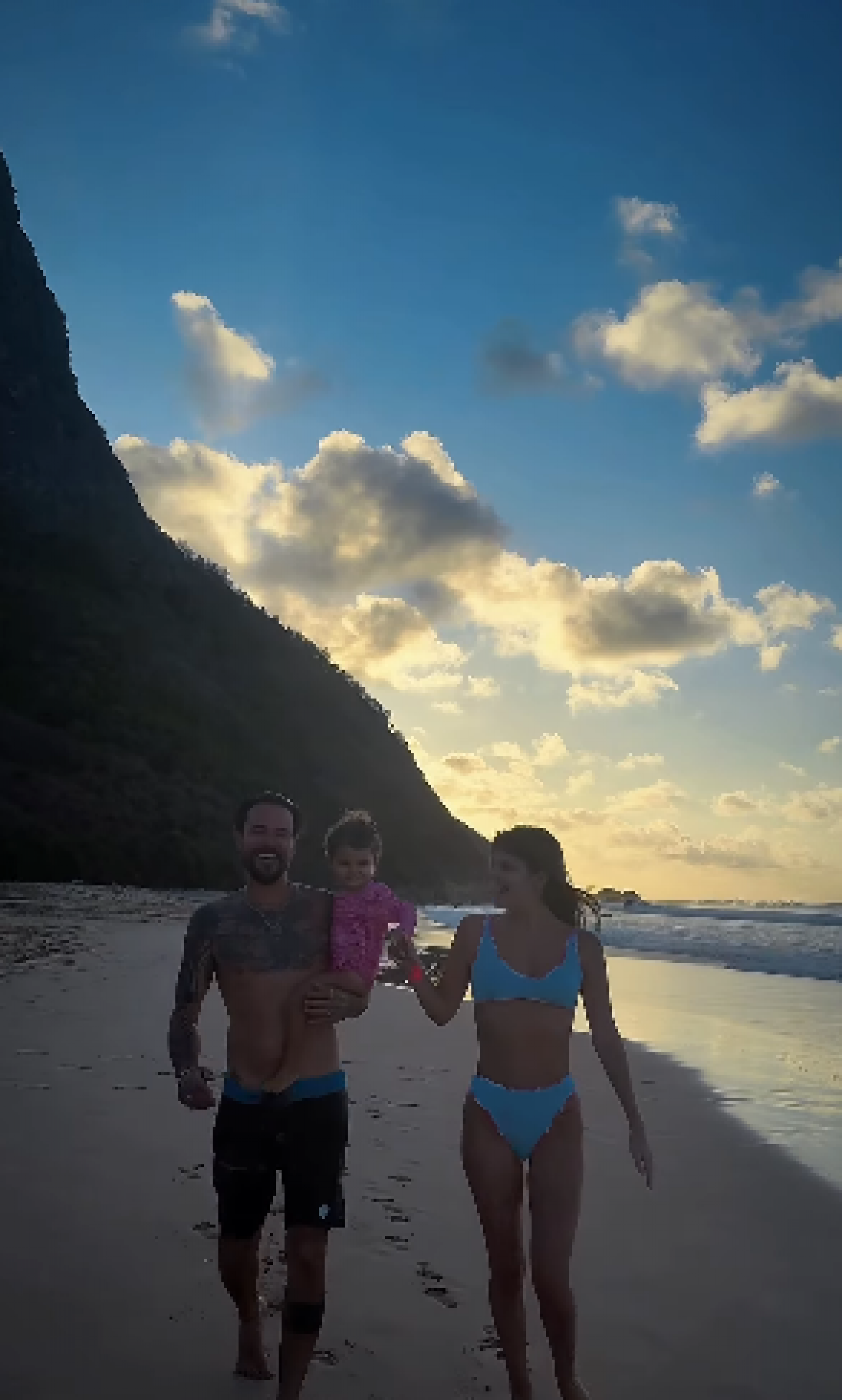Paulinho Vilhena e Maria Luiza Silveira curtem dia de praia em Fernando de Noronha com a filha, Manoela - Reprodução / Instagram