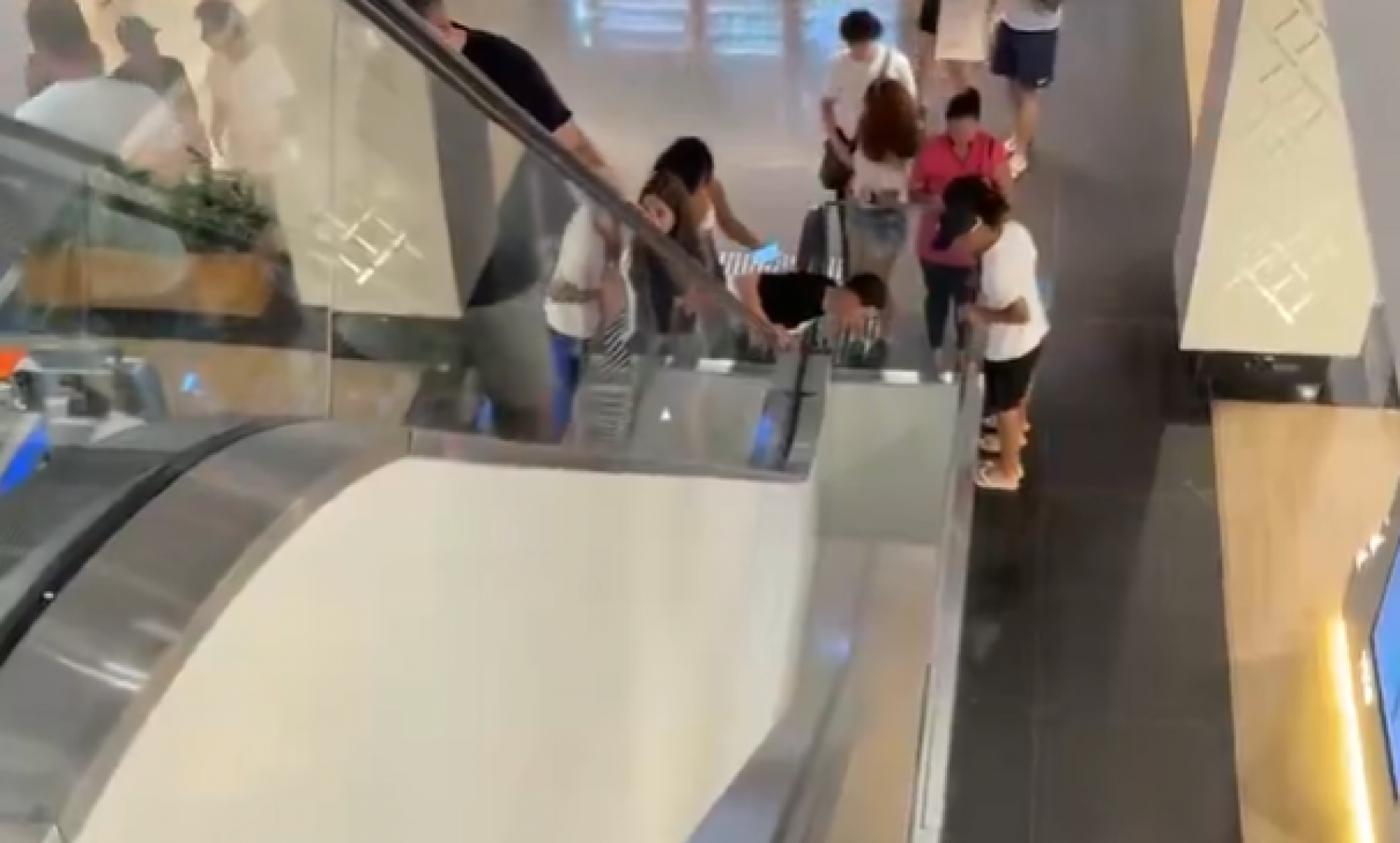 Camada de fuma&ccedil;a se formou dentro do Shopping Tijuca