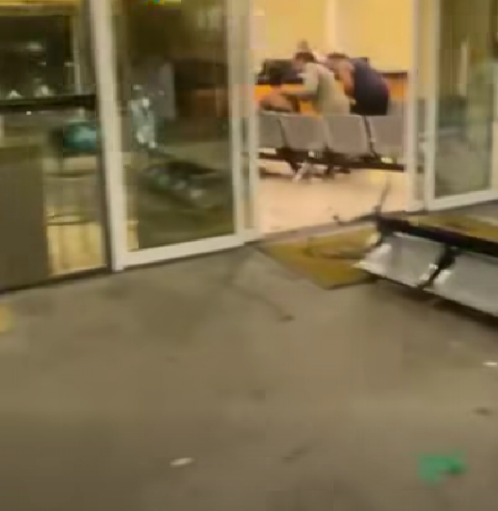 Bancos quebrados no Hospital Municipal de Mag&eacute;