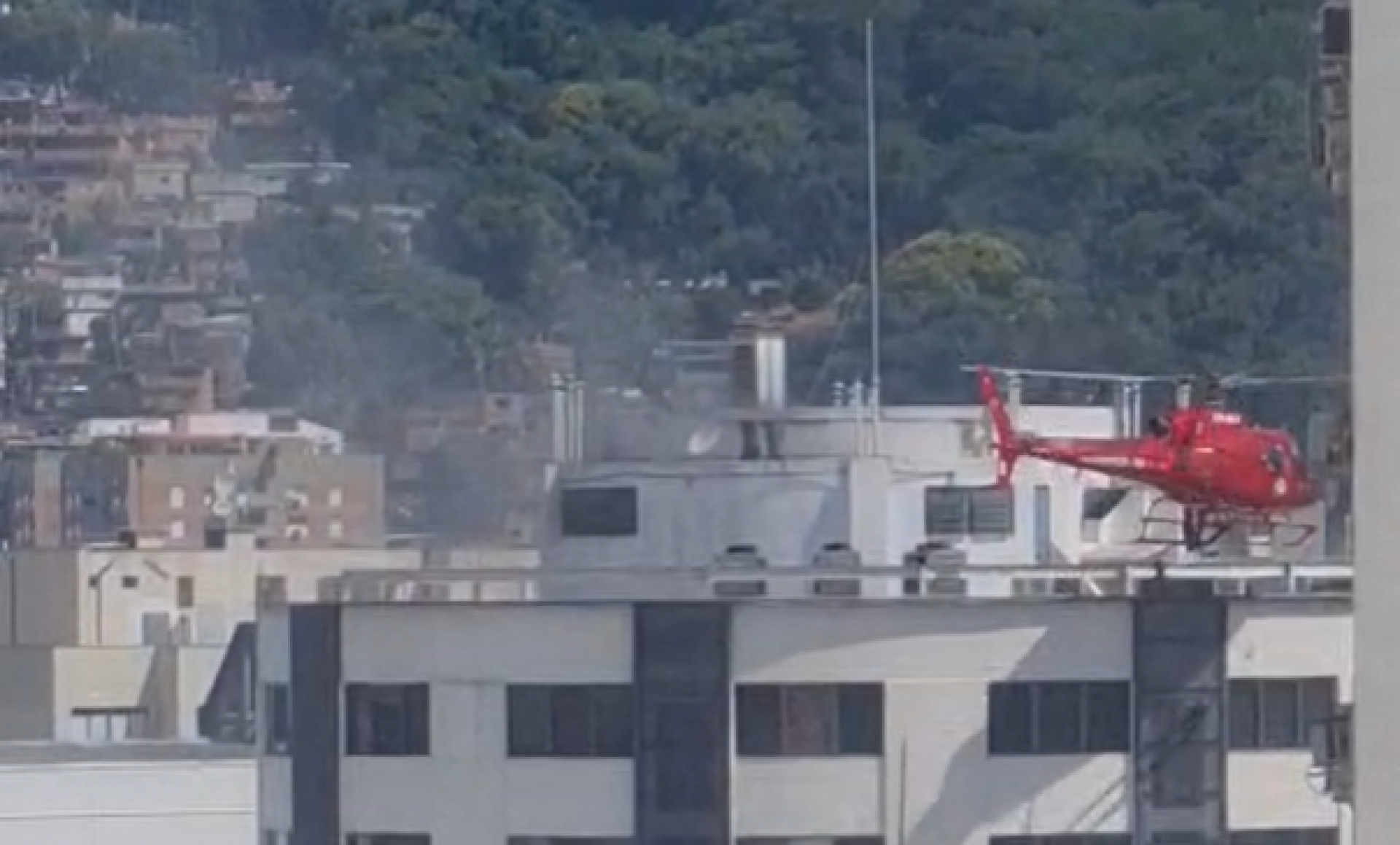 Helic&oacute;ptero deixou bombeiros na cobertura do Shopping Tijuca