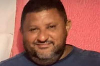 Pedreiro atingido por bala perdida durante tiroteio em Inhoaíba é enterrado