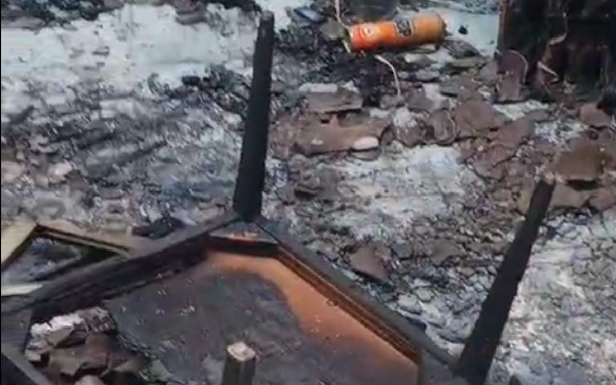 Cômodo da residência foi destruído pelas chamas