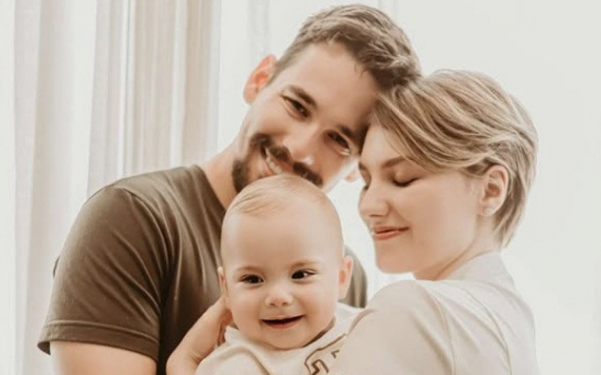 Isabel Veloso, o filho Arthur e o marido Lucas Borbas