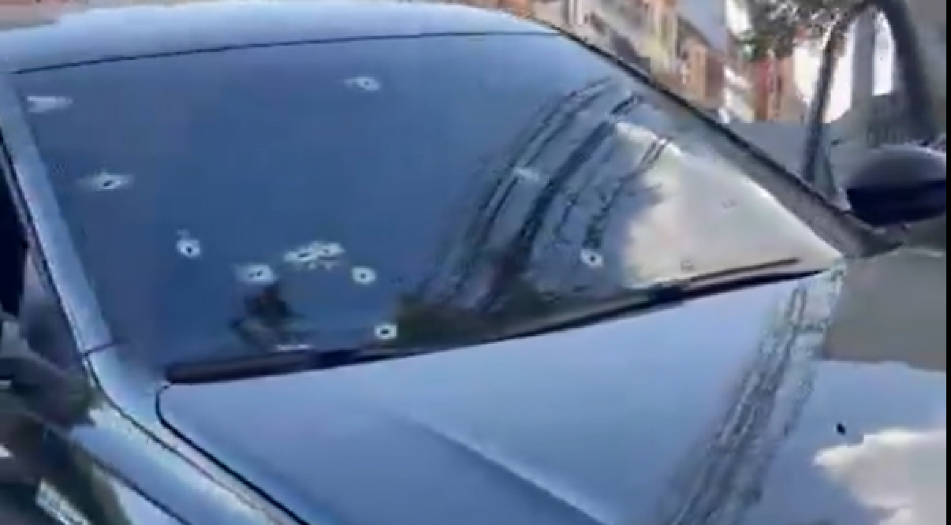 Carro onde Cachulé estaria ficou com diversas marcas de tiros - Reprodução