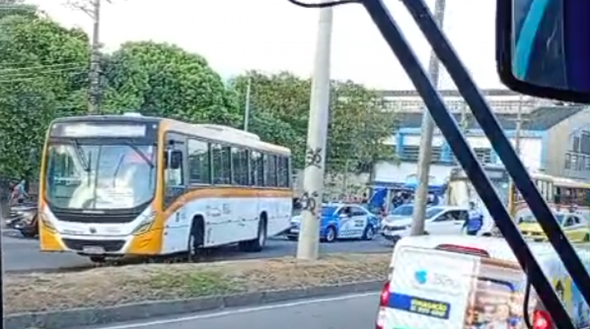 Ônibus foi sequestrado e usado para bloquear trânsito próximo à comunidade do Barbante - Reprodução