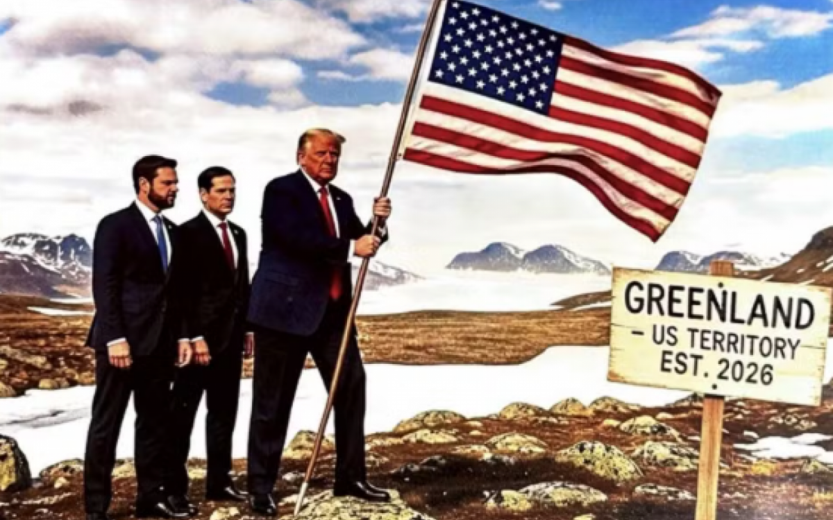 Trump aparece segurando a bandeira dos EUA, acompanhado por seu vice e pelo secretário de Estado