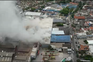 Vídeo: Incêndio atinge fábrica de vidros no Jacaré