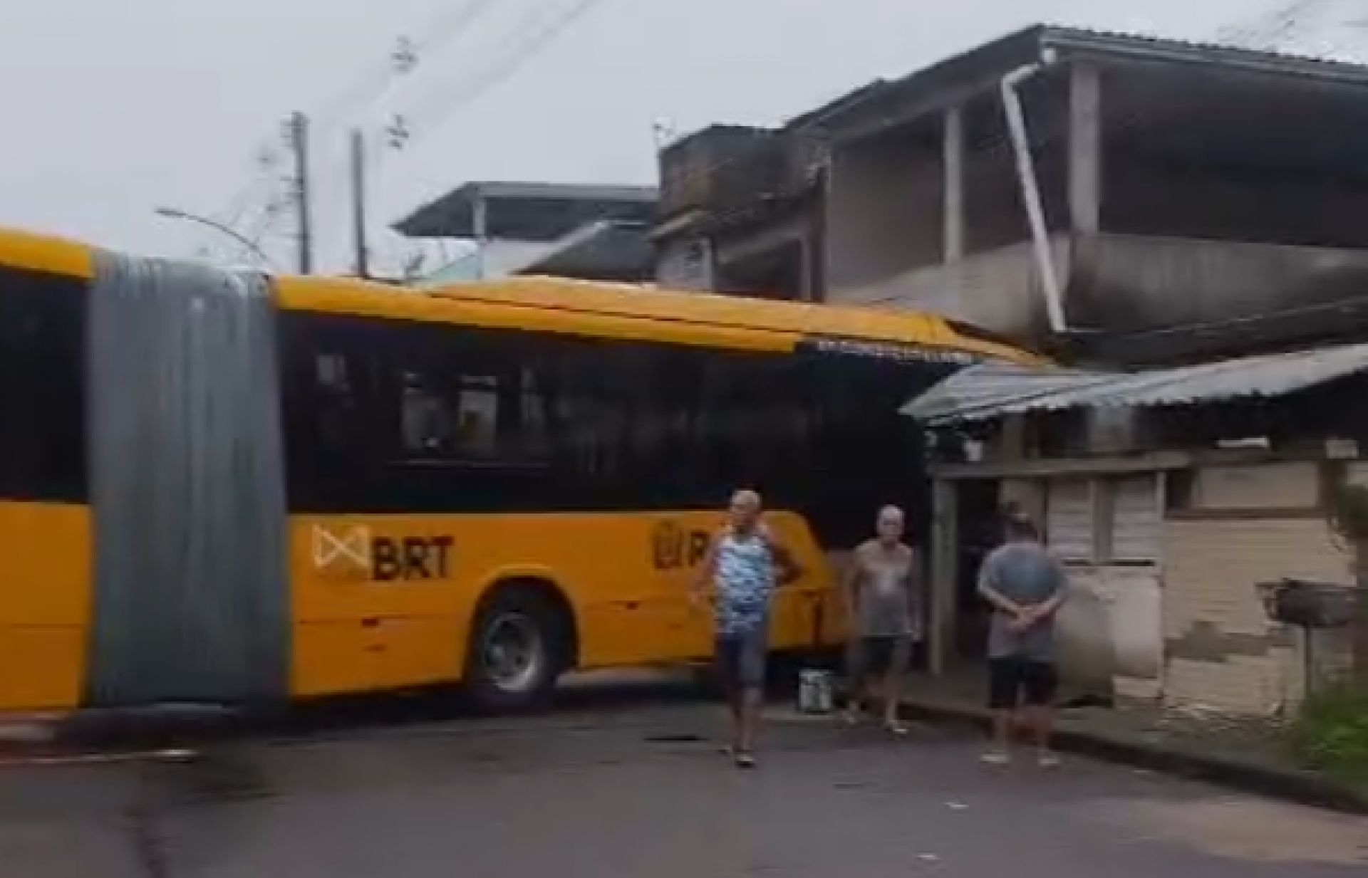 BRT desgovernado destruiu o muro e a parede de um dos cômodos da residência - Reprodução / Redes Sociais