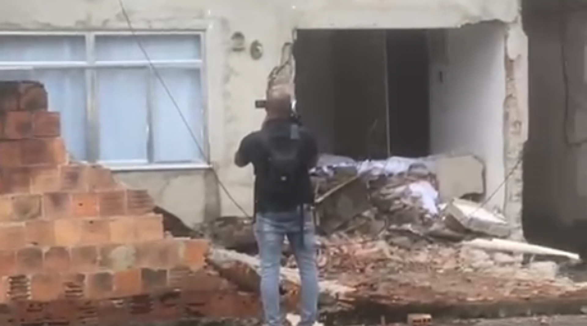 BRT desgovernado destruiu o muro e a parede de um dos cômodos da residência - Reprodução / Redes Sociais
