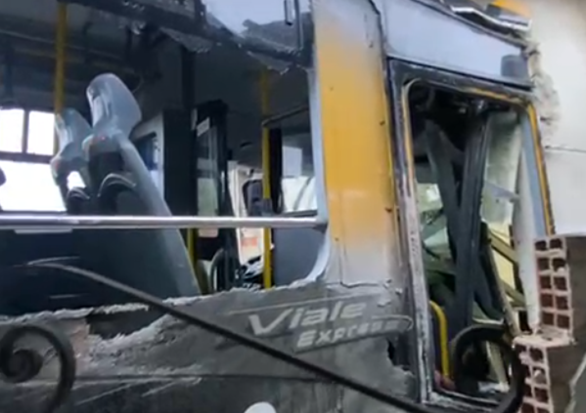 BRT desgovernado destruiu o muro e a parede de um dos cômodos da residência - Reprodução / Redes Sociais