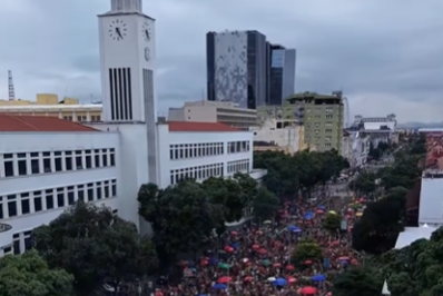 Vídeo! Boi da Macuca estreia no Rio e arrasta multidão na Praça Mauá