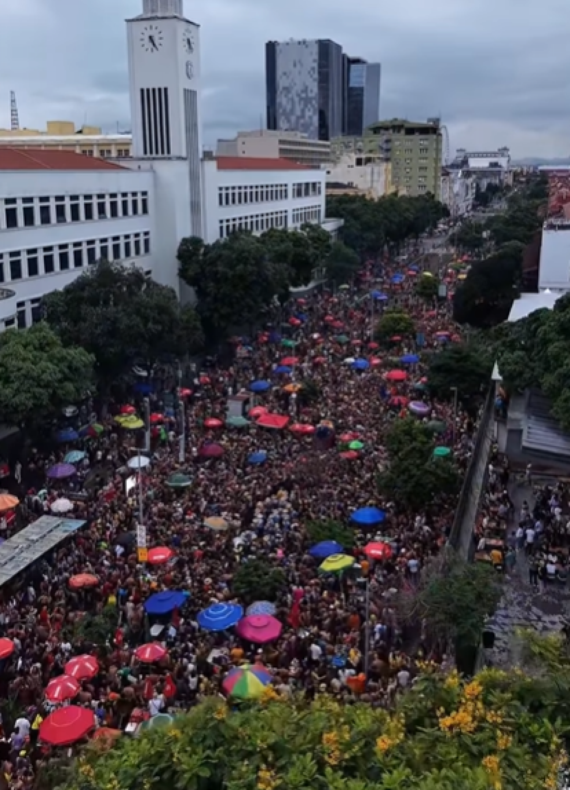 Bloco reuniu multidão neste sábado (24) - Reprodução