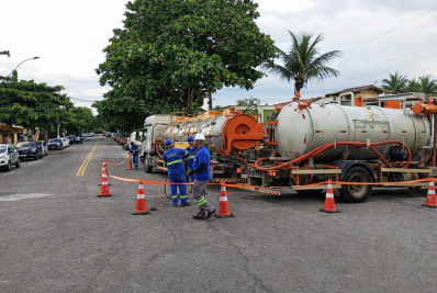 Chuvas expõem ligações irregulares e aumentam risco de extravasamento de esgoto em Macaé