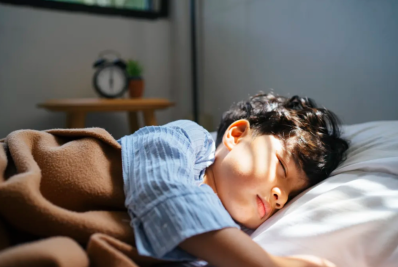 Volta às aulas: como ajudar seu filho a dormir melhor depois das férias