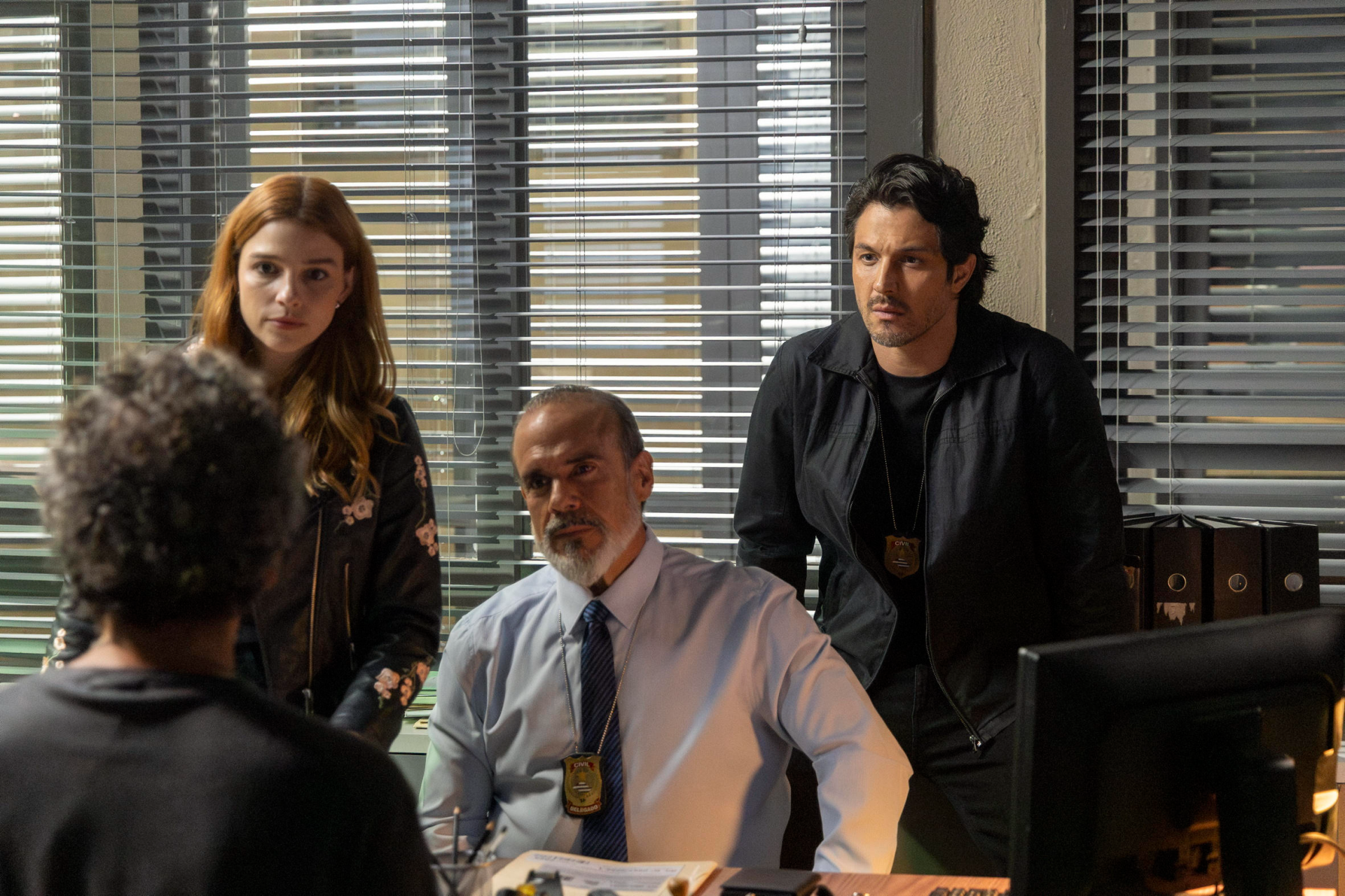 'Três Graças': Delegado Jairo (André Mattos), Joaquim (Marcos Palmeira), Juquinha (Gabriela Medvedovsky) e Paulinho (Romulo Estrela) - TV Globo / Beatriz Damy