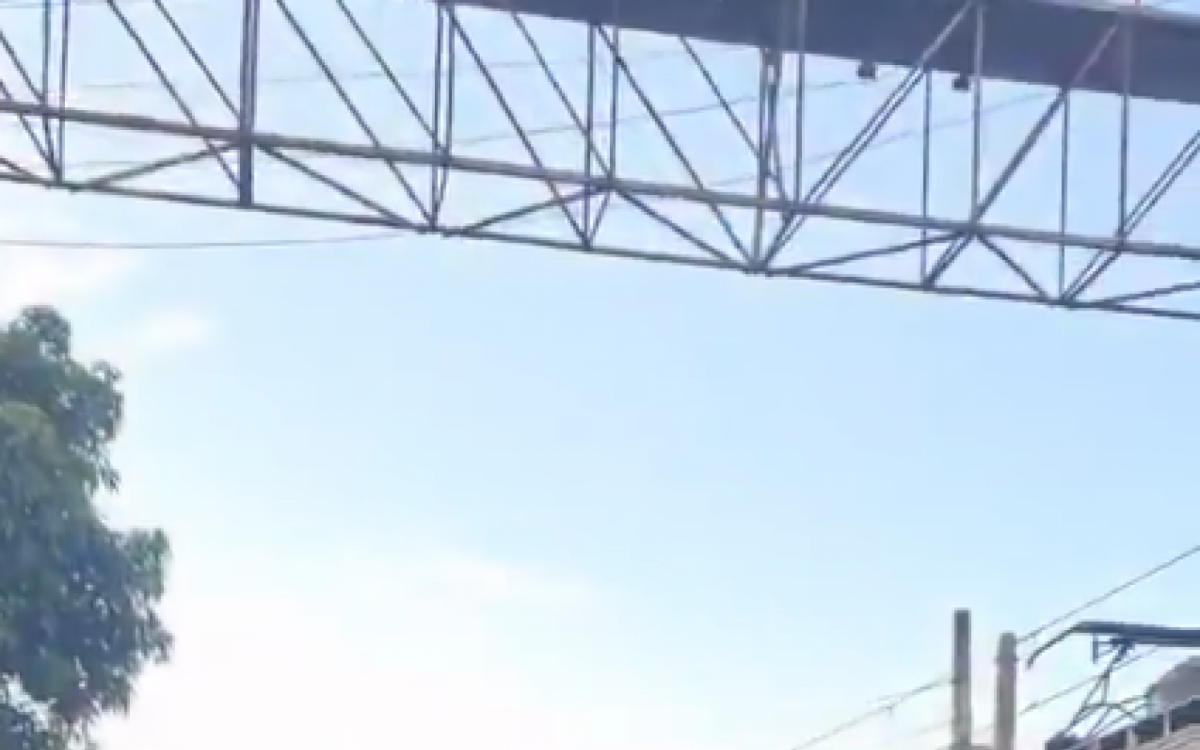 Passageiros tiveram que andar pela linha trem