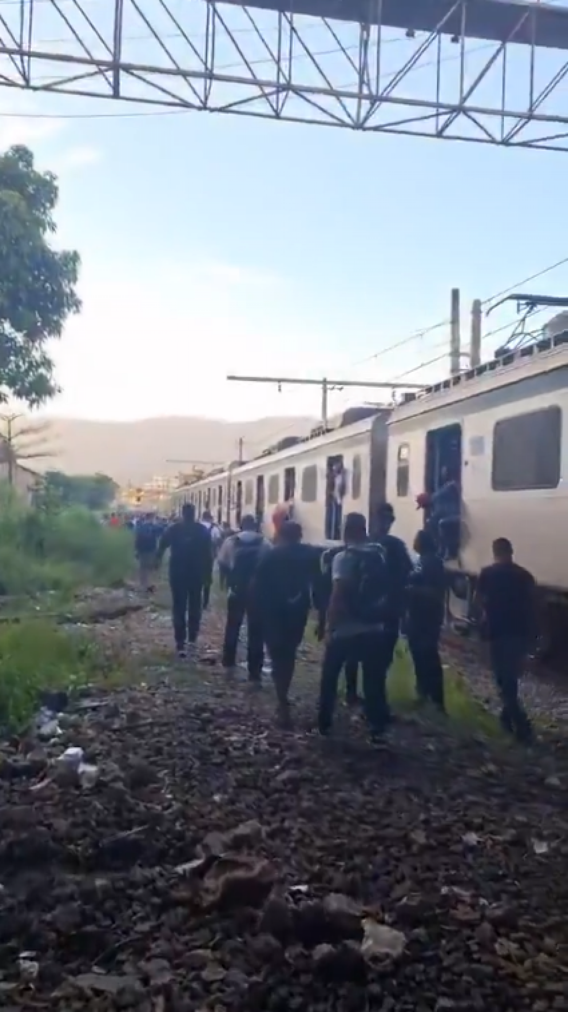 Passageiros tiveram que andar pela linha trem